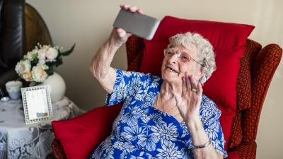 Oudere vrouw met smartphone