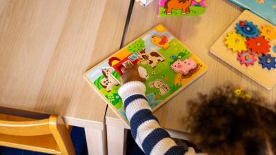 Kind met een puzzel