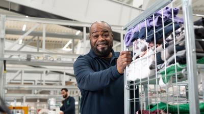 Man duwt kar bij Ergos Buys wasserij