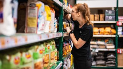 Amy - vakkenvullen bij supermarkt