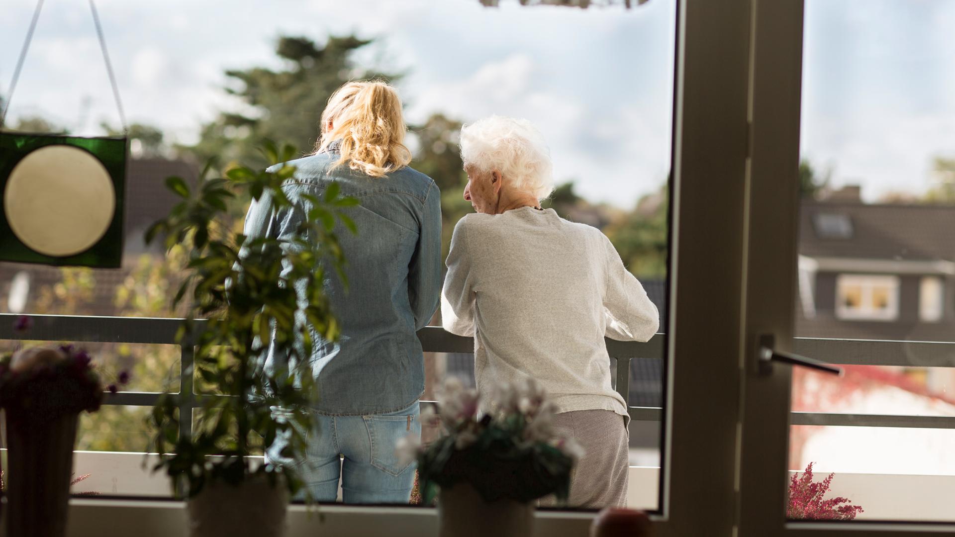 Twee vrouwen kijken over de balustrade