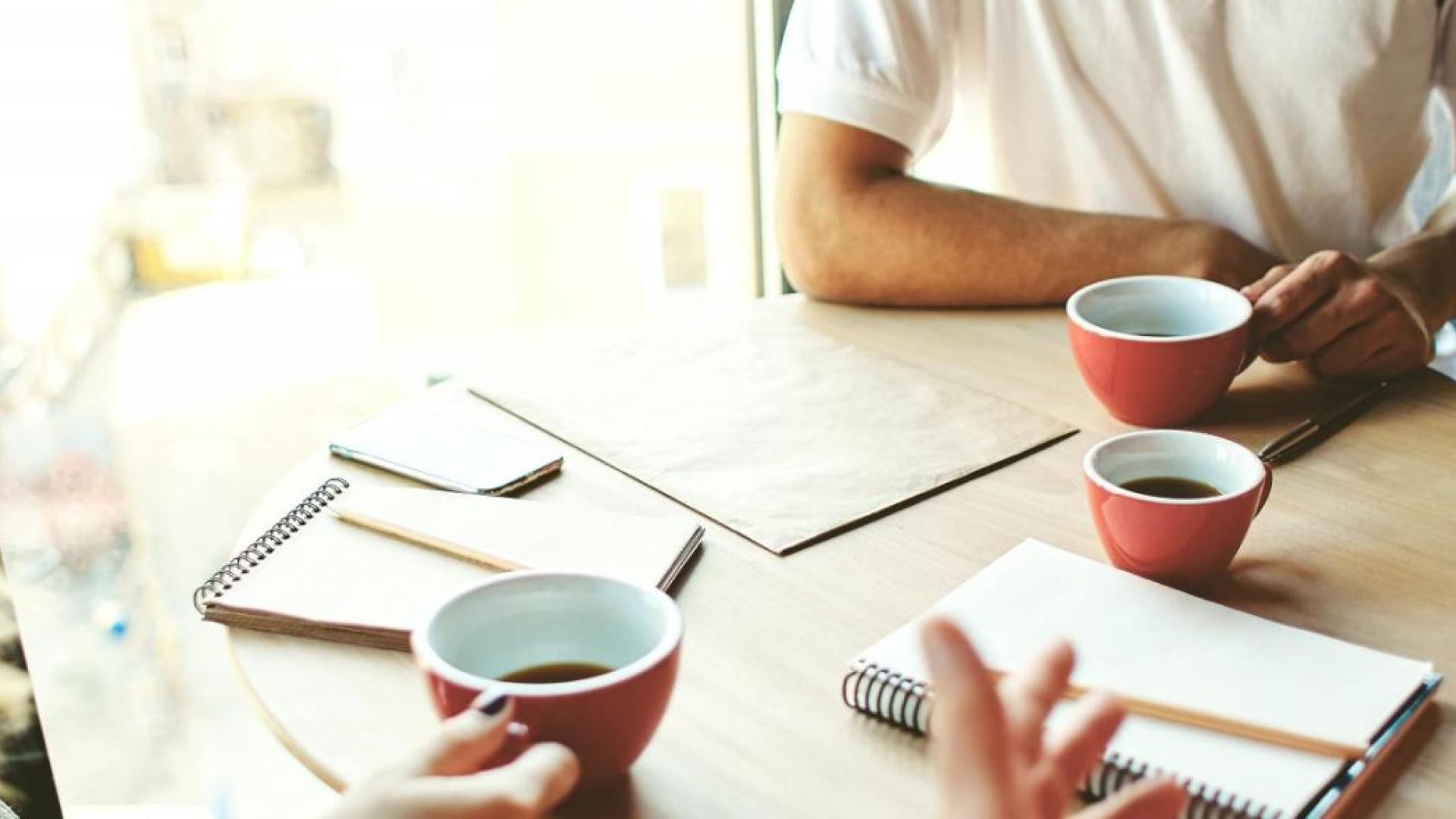 Bespreking met koffie op tafel