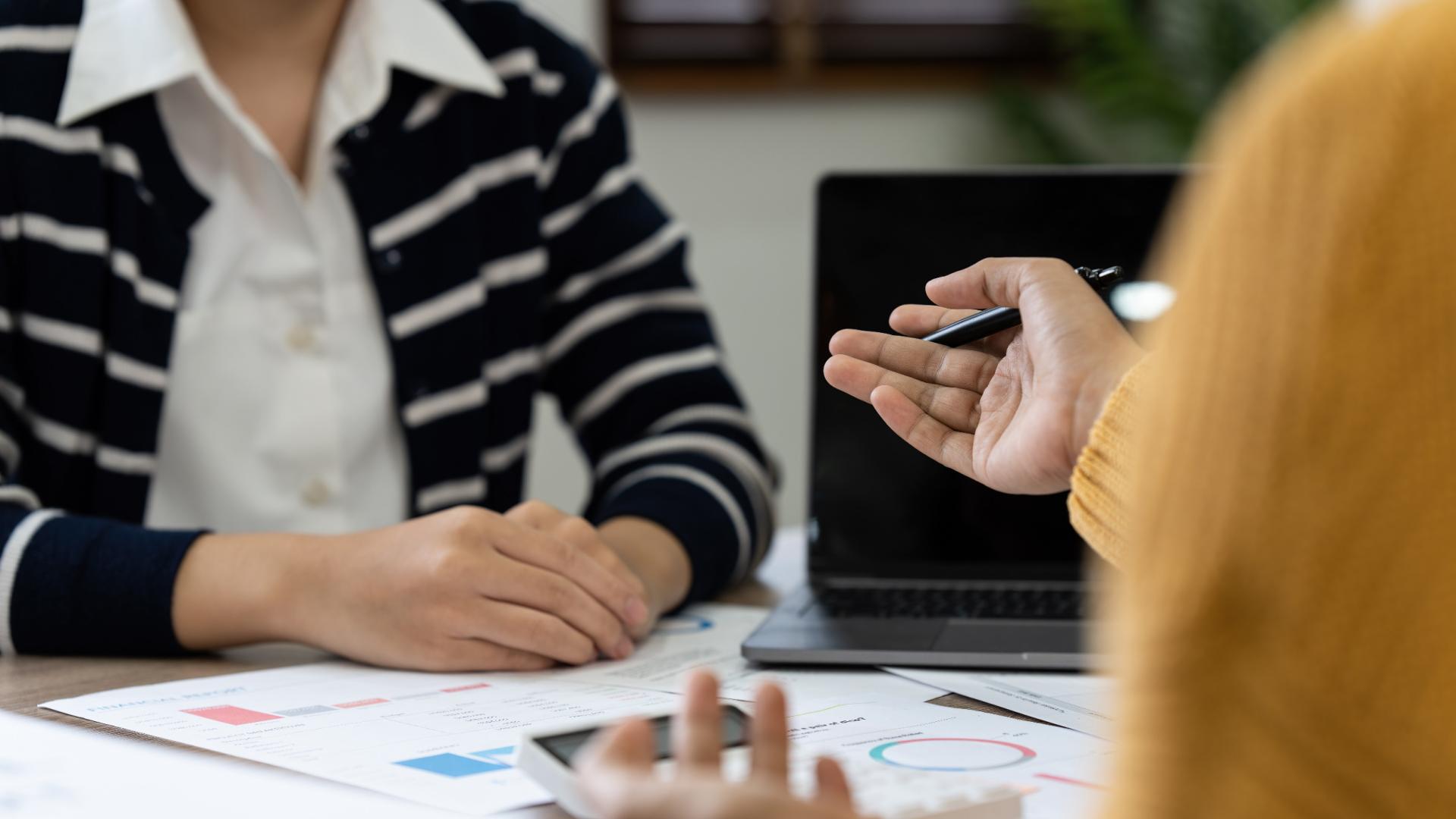 Mensen aan bureau bespreken cijfers
