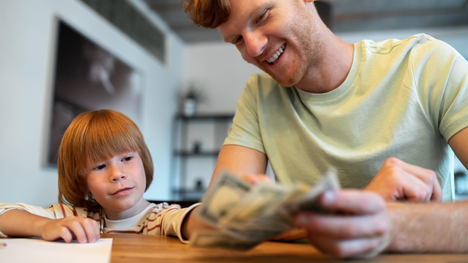 Vader en zoon bekijken bankbiljetten