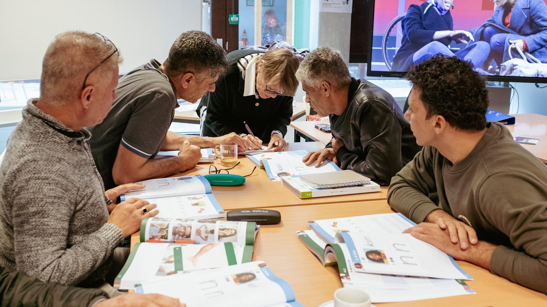 Mensen in bespreking rond een tafel