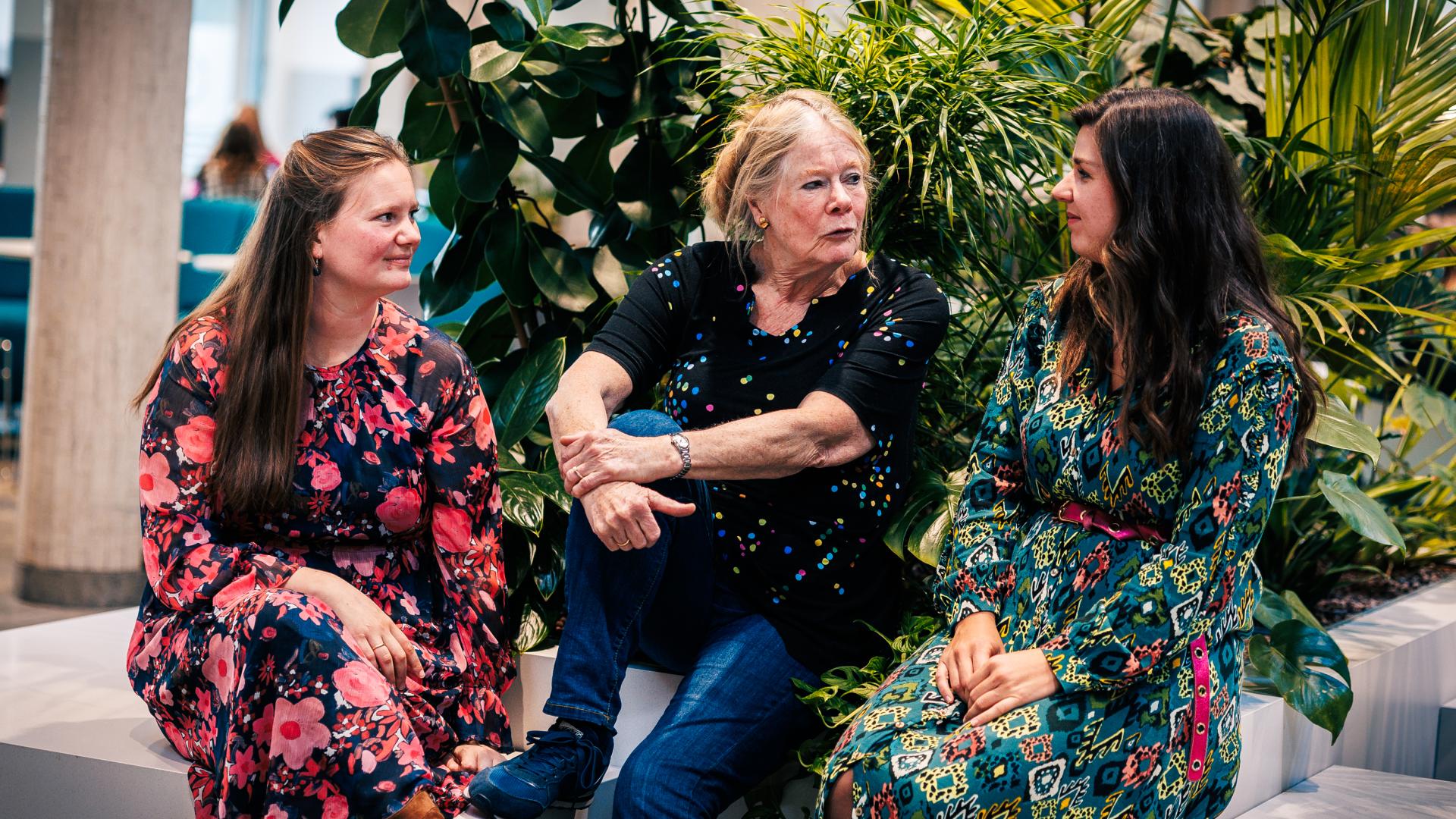 Hanna Klop, Jacqueline van Alphen en Marleen van Leeuwen werken aan de pilot OUderWijs