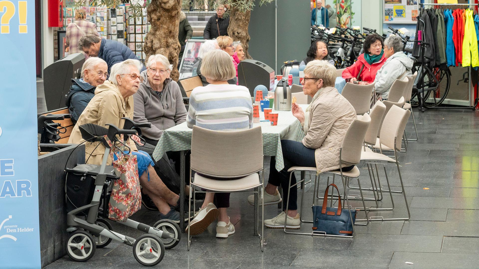 Winkelcentrum De Schooten - koffie drinken - Foto"Robert Lagendijk © 2024