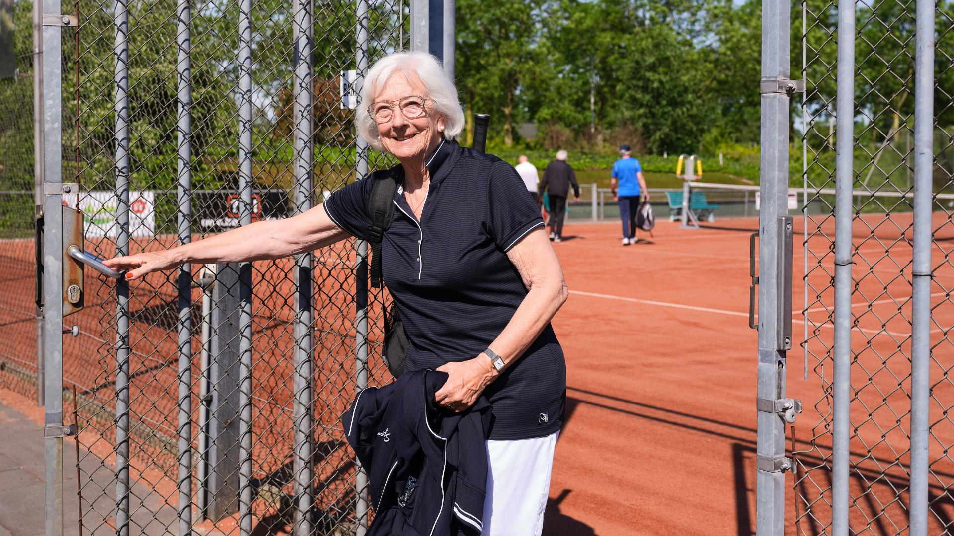 Vrouw op de tennisbaan - foto Jenneke Luijmes van Studio de Zwarte Kater
