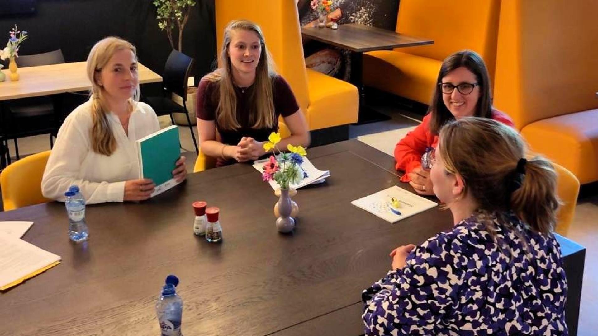 Onderzoeker Alie Velvis en Annemieke Pungu-Wibbelink in gesprek met de gemeente Barneveld