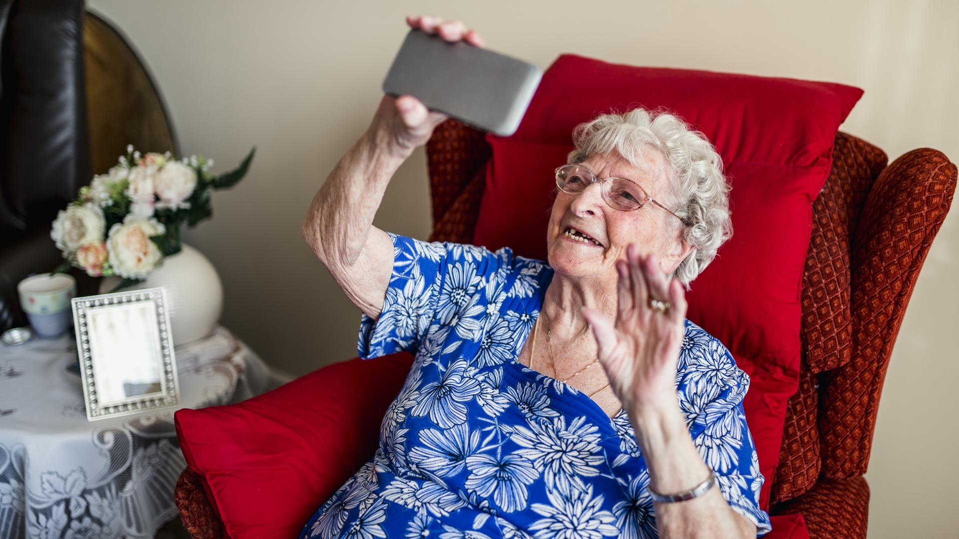 Oudere vrouw met smartphone