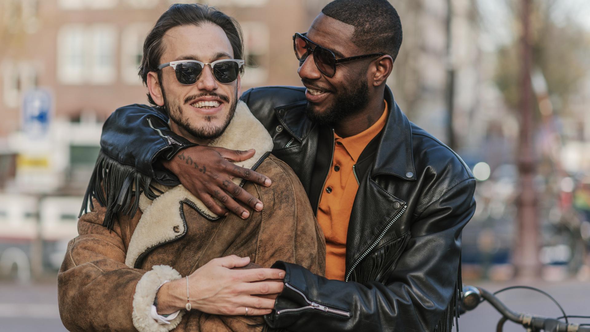 Twee mannen omhelzen elkaar