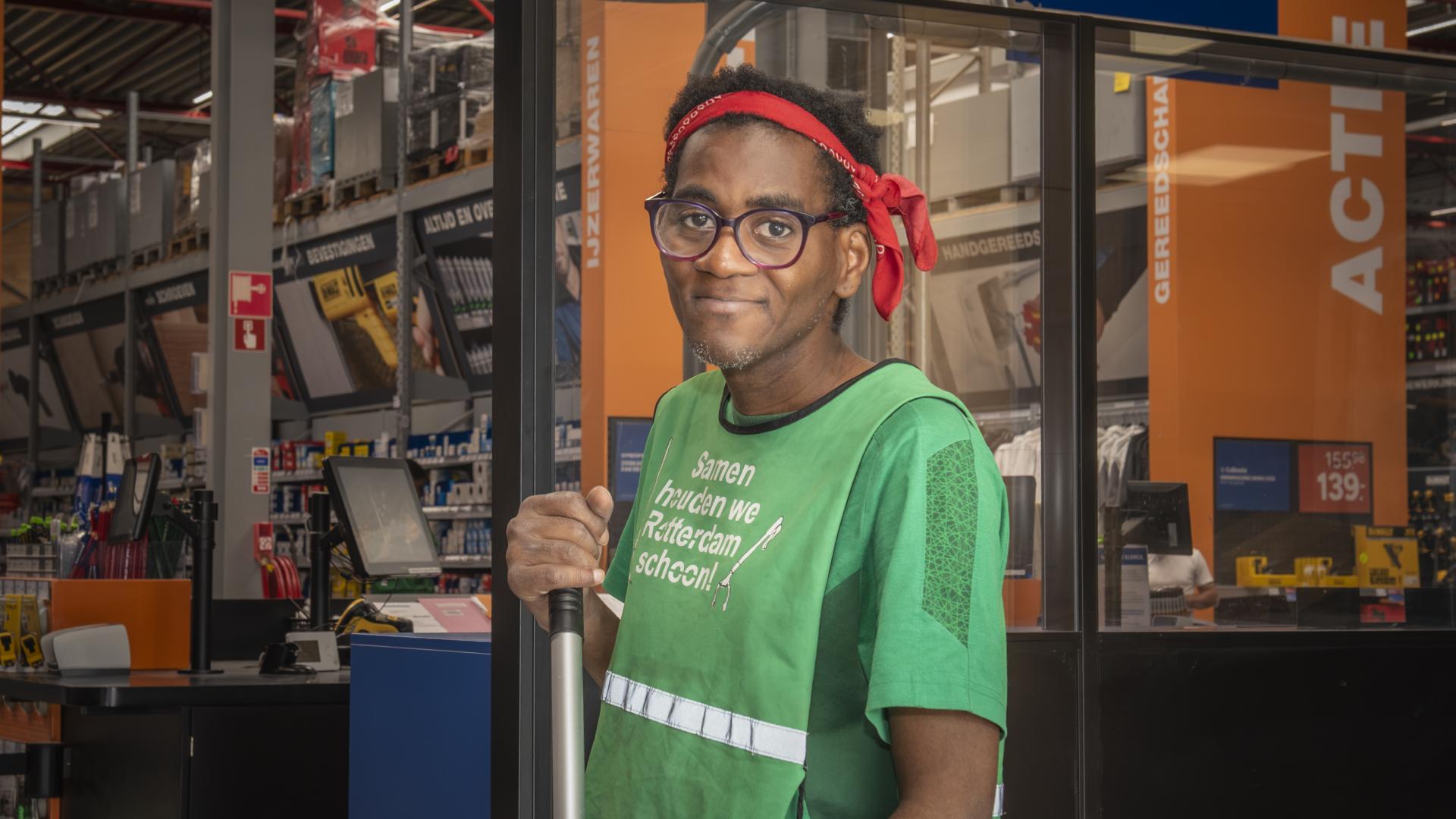 Medewerker met groen werkhesje in magazijn
