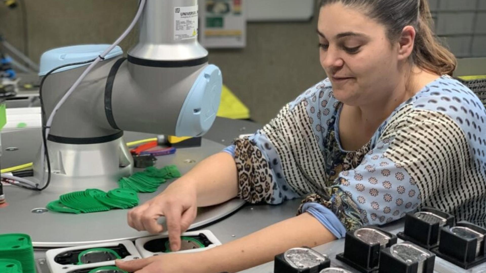 Vrouw aan het werk aan een machine