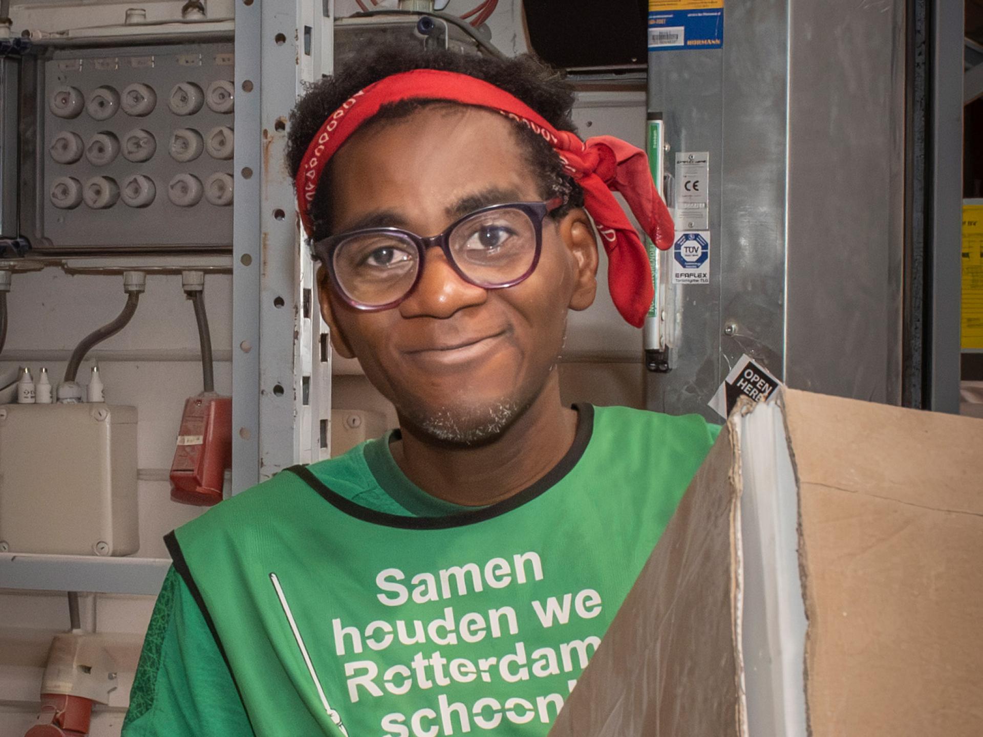 Medewerker in groen hesje in magazijn