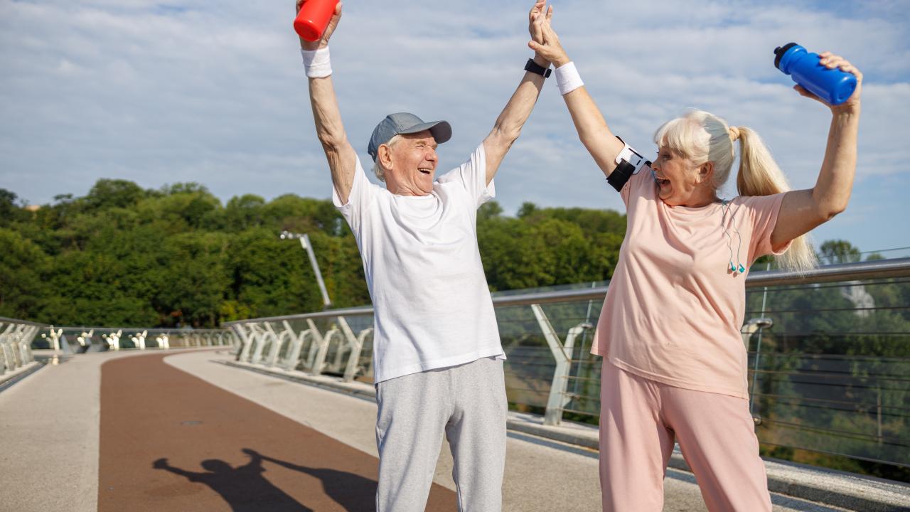 Twee ouderen aan het sporten