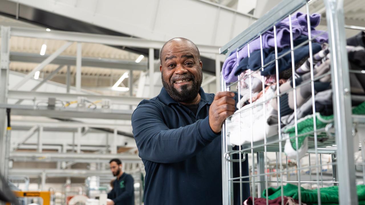 Man duwt kar bij Ergos Buys wasserij
