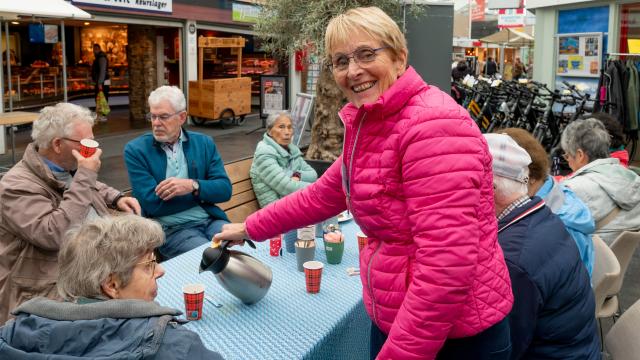 Groep ouderen aan de koffie in winkelcentrum