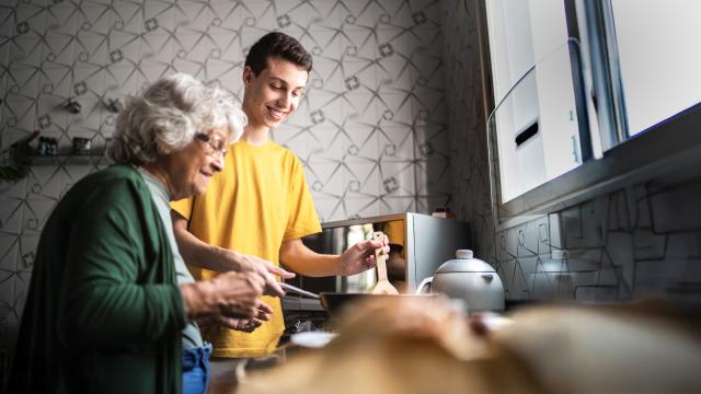 2 mensen in de keuken